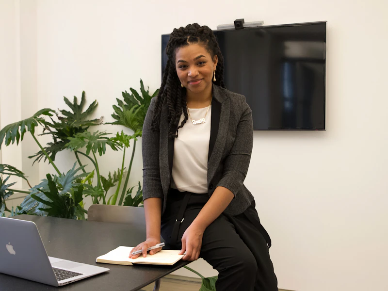 Consultante souriante à son bureau, ordinateur portable ouvert