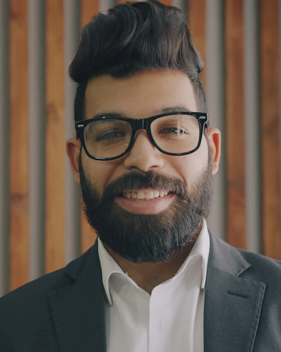 Chef d'entreprise souriant, en costume